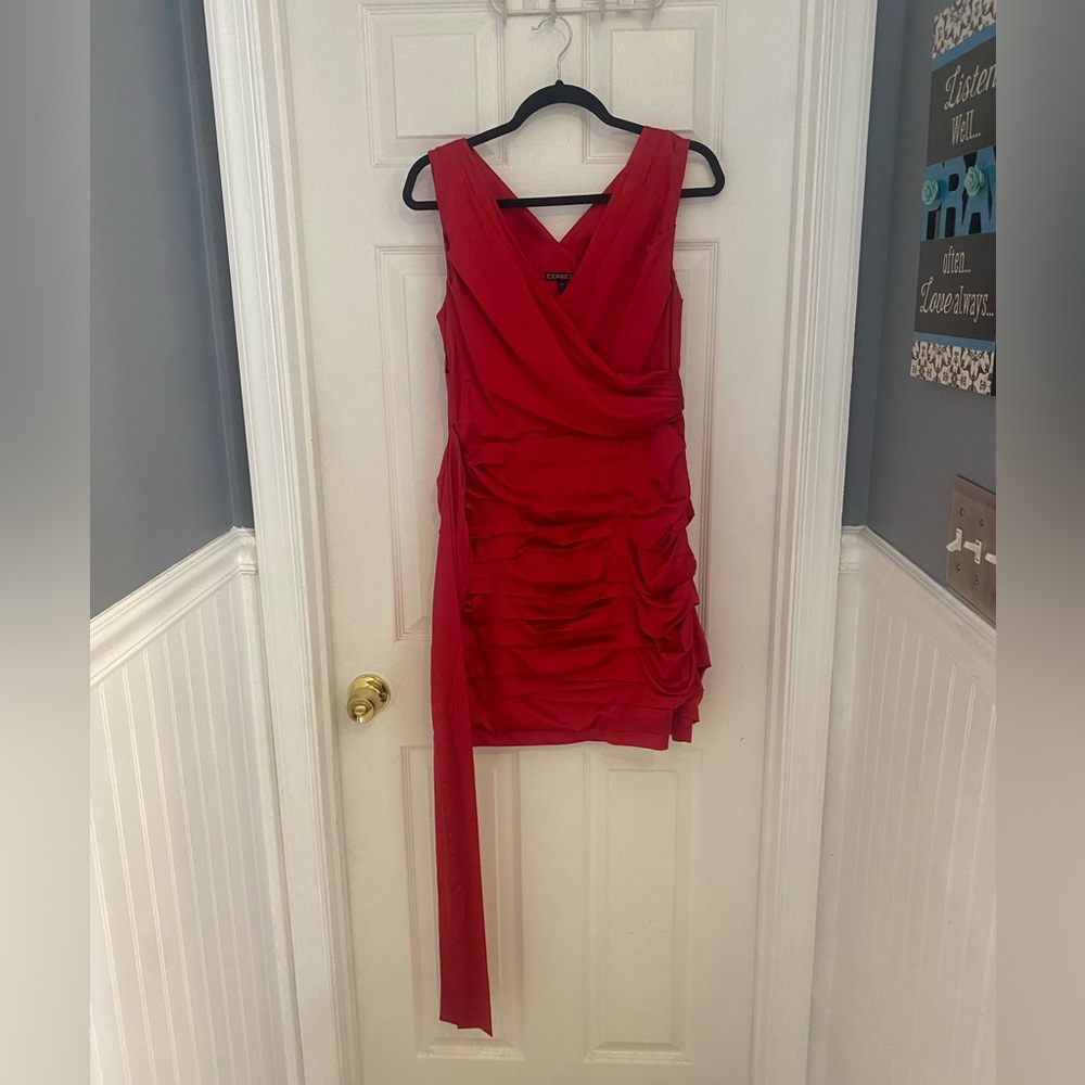 💃 Chic Red Sleeveless Draped Dress 💃